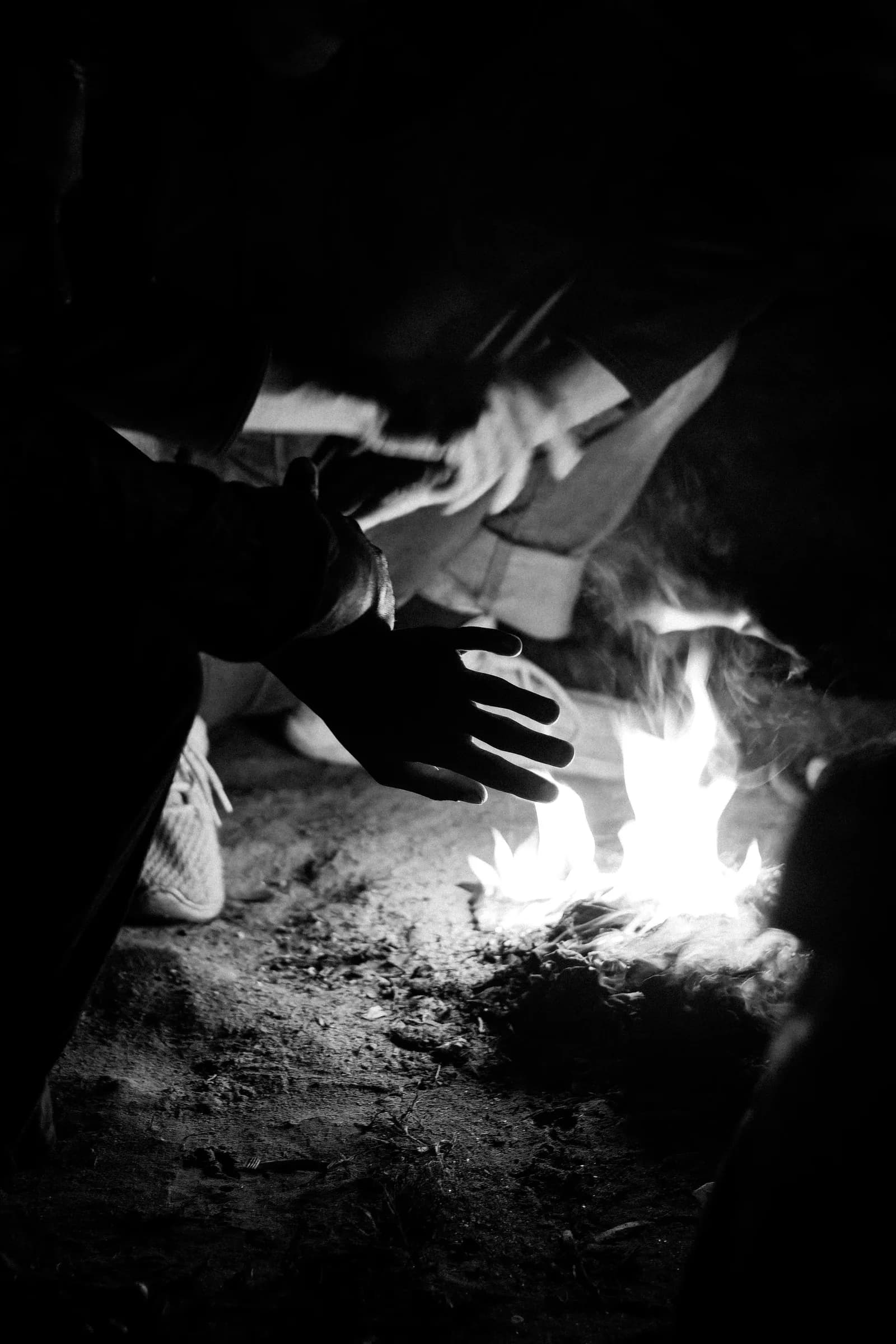 Hands warming over a fire — the rhythm at the end of the day